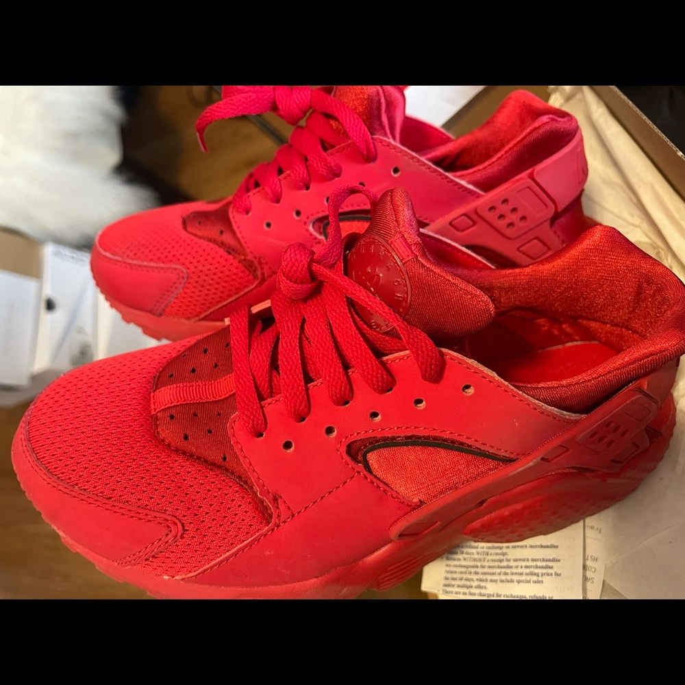 Red NIKE Hurrache